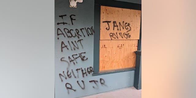 Ha habido una serie de ataques a los centros de embarazo pro-vida desde que se anuló Roe v. Wade. El Centro de Educación para la Madre y el Niño en Portland, Oregón, fue etiquetado con las palabras "SI EL ABORTO NO ES SEGURO NI RU JR" y "JANES RVVGG" el 4 de julio de 2022.