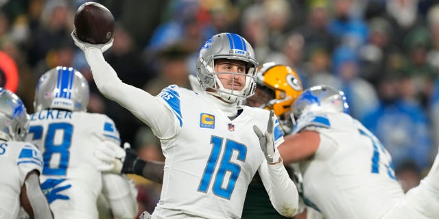 Jared Goff #16 de los Detroit Lions lanza un pase durante el segundo cuarto contra los Green Bay Packers en Lambeau Field el 8 de enero de 2023 en Green Bay, Wisconsin.