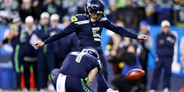 Jason Myers #5 de los Seattle Seahawks lanza la canasta ganadora del juego contra Los Angeles Rams durante el tiempo extra para ganar el juego en el Lumen Field el 8 de enero de 2023 en Seattle, Washington.