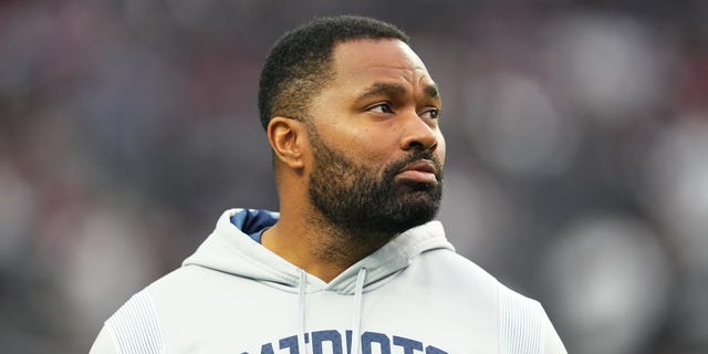 El entrenador de apoyadores de los New England Patriots, Jerod Mayo, durante un calentamiento antes de un partido contra los Las Vegas Raiders en el Allegiant Stadium el 18 de diciembre de 2022 en Las Vegas.