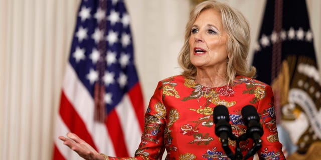 La primera dama Jill Biden habla durante una recepción para celebrar el Año Nuevo Lunar en el Salón Este de la Casa Blanca el 26 de enero de 2023.