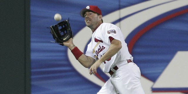 Jim Edmonds van de St. Louis Cardinals maakt een vangst voor de laatste nul van een wedstrijd tegen de Milwaukee Brewers op 12 april 2006 in het Busch Stadium in St. Louis, Mo.