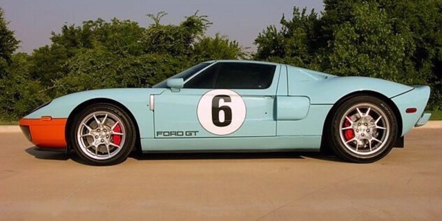 Side view of the 2006 Ford GT
