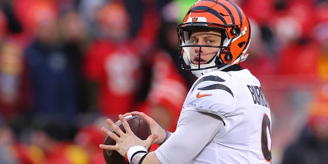 Joe Burrow #9 de los Cincinnati Bengals se calienta antes del juego de campeonato de la AFC contra los Kansas City Chiefs en el GEHA Field en el Arrowhead Stadium el 29 de enero de 2023 en Kansas City, Missouri.