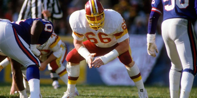 Joe Jacoby #66 de los Washington Redskins en acción contra los New York Giants durante un partido de fútbol americano de la NFL el 16 de septiembre de 1984 en el RFK Memorial Stadium en Washington, DC.  Jacoby jugó para los Redskins de 1981 a 1993.