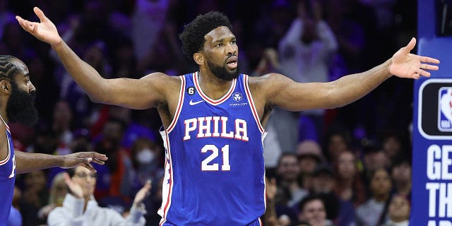 Philadelphia 76ers'tan Joel Embiid, ikinci çeyrekte Brooklyn Nets'e karşı 25 Ocak 2023'te Philadelphia'da Wells Fargo Center'da tepki gösteriyor.