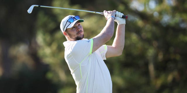 El mariscal de campo de los Buffalo Bills, Josh Allen, juega su tiro desde el tee 12 durante la segunda ronda del AT and T Pebble Beach Pro-Am en el campo de golf Spyglass Hill el 4 de febrero de 2022 en Pebble Beach, California.