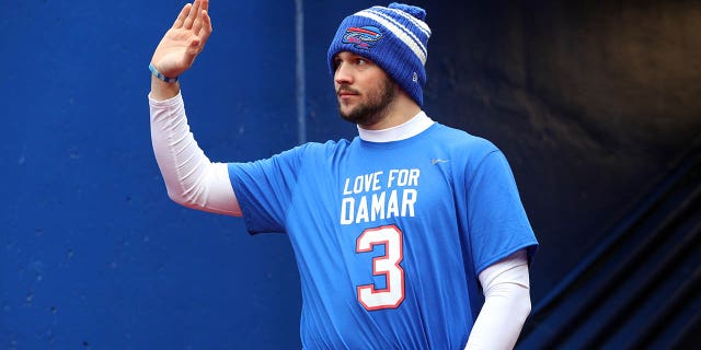 El mariscal de campo de los Buffalo Bills, Josh Allen, No. 17, saluda cuando ingresa al campo con una camiseta de Damar Hamlin antes del partido contra los New England Patriots en el Highmark Stadium el 8 de enero de 2023 en Orchard Park, Nueva York. 