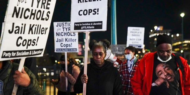Les manifestants observent une minute de silence lors d'un rassemblement contre l'agression policière mortelle de Tire Nichols, à Atlanta, en Géorgie, le 27 janvier 2023. - (Photo de CHENEY ORR / AFP) (Photo de CHENEY ORR/AFP via Getty Images)