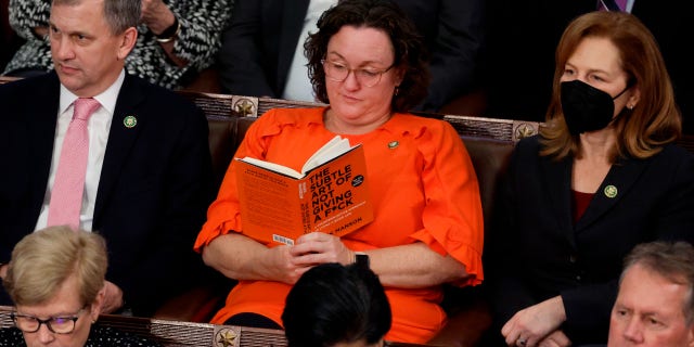 WASHINGTON, DC - 6 DE ENERO: La representante electa de los Estados Unidos, Katie Porter (D-CA), lee un libro en la cámara de la Cámara el cuarto día de la elección para presidente de la Cámara en el Capitolio de los Estados Unidos el 6 de enero de 2023 en Washington , CC.  (Foto de Anna Moneymaker/Getty Images) 