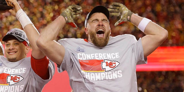 Patrick Mahomes #15 y Travis Kelce #87 de los Kansas City Chiefs celebran después de derrotar a los Cincinnati Bengals 23-20 en el juego de campeonato de la AFC en GEHA Field en Arrowhead Stadium el 29 de enero de 2023 en Kansas City, Missouri. 