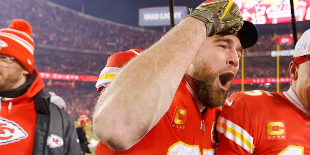 Travis Kelce de los Chiefs se une a sus compañeros de equipo para celebrar su victoria 23-20 sobre los Cincinnati Bengals el 29 de enero de 2023 en Kansas City, Missouri.