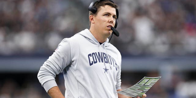 Koordinator ofensif Dallas Cowboys Kellen Moore menghadapi Detroit Lions selama babak pertama di Stadion AT&T pada 23 Oktober 2022 di Arlington, Texas.