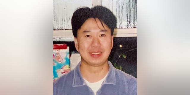 A polícia diz que Ken Lee, 59, de Toronto, foi esfaqueado até a morte por um grupo de oito adolescentes no mês passado.