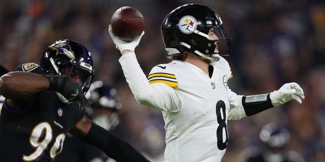 Kenny Pickett #8 de los Pittsburgh Steelers lanza un pase contra los Baltimore Ravens durante el segundo cuarto en el M&T Bank Stadium el 1 de enero de 2023 en Baltimore, Maryland.