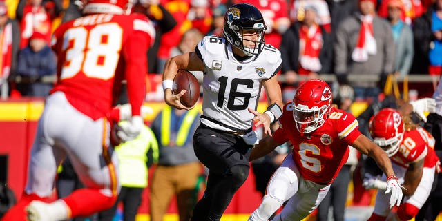 Trevor Lawrence (16) of the Jacksonville Jaguars runs for second quarter yardage against the Kansas City Chiefs at Arrowhead Stadium Nov. 13, 2022, in Kansas City, Mo.