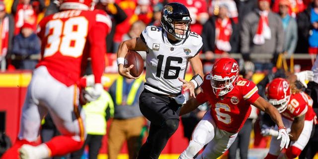 Trevor Lawrence (16) de los Jacksonville Jaguars corre por yardas en el segundo cuarto contra los Kansas City Chiefs en el Arrowhead Stadium el 13 de noviembre de 2022 en Kansas City, Mo.