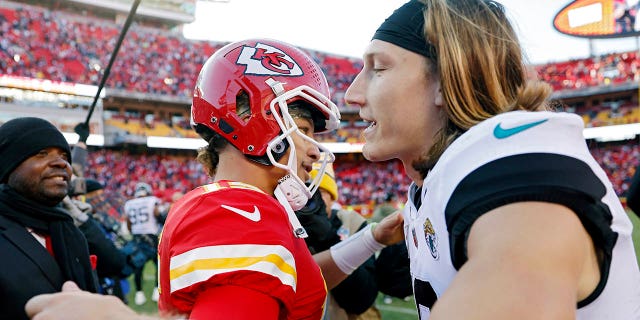 Patrick Mahomes, de los Kansas City Chiefs, a la izquierda, abraza a Trevor Lawrence, de los Jacksonville Jaguars, luego de que los Chiefs derrotaran a los Jaguars 27-17 en el Arrowhead Stadium el 13 de noviembre de 2022, en Kansas City, Missouri. 