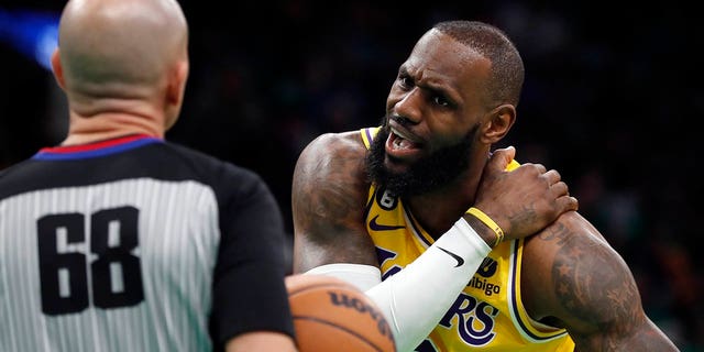 LeBron James (6) de Los Angeles Lakers discute una llamada durante la primera mitad del partido del equipo contra los Boston Celtics el sábado, 28 de enero de 2023 en Boston. 