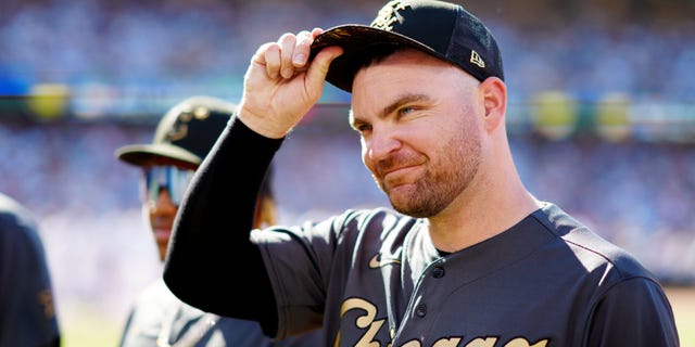 Liam Hendriks de los Medias Blancas de Chicago saluda a la multitud durante las presentaciones de los jugadores antes del 92° Juego de Estrellas de la MLB en el Dodger Stadium el 19 de julio de 2022 en Los Ángeles.