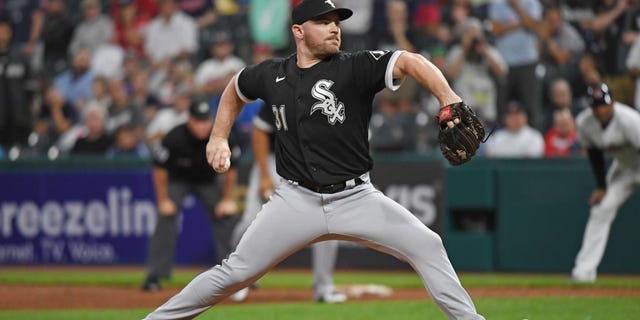 Liam Hendriks #31 de los Medias Blancas de Chicago lanza un lanzamiento durante la novena entrada contra los Guardianes de Cleveland en el Progressive Field el 20 de agosto de 2022 en Cleveland.