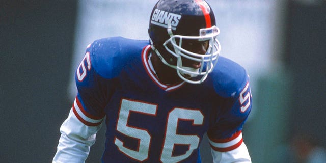 Lawrence Taylor de los New York Giants en acción durante un juego de 1985 en Meadowlands en East Rutherford, NJ Taylor jugó para los Giants de 1981 a 1993.