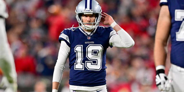 Brett Maher de los Dallas Cowboys reacciona después de perder una carrera extra contra los Tampa Bay Buccaneers durante el tercer cuarto durante un partido de playoffs de comodines de la NFC en el Estadio Raymond James el 16 de enero de 2023 en Tampa, Florida. 