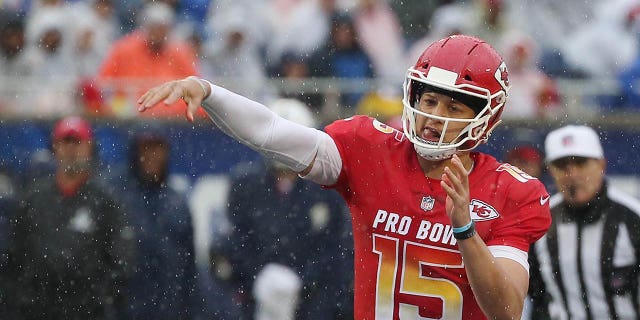 El mariscal de campo de la AFC, Patrick Mahomes, lanza durante el Pro Bowl de la NFL en el Camping World Stadium en Orlando el domingo 27 de enero de 2019. 