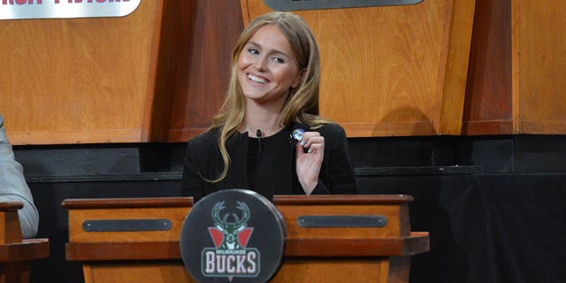 Mallory Edens de los Milwaukee Bucks durante la Lotería del Draft de la NBA de 2014 el 20 de mayo de 2014 en ABC News "hola america" Estudio de Times Square en Nueva York.  