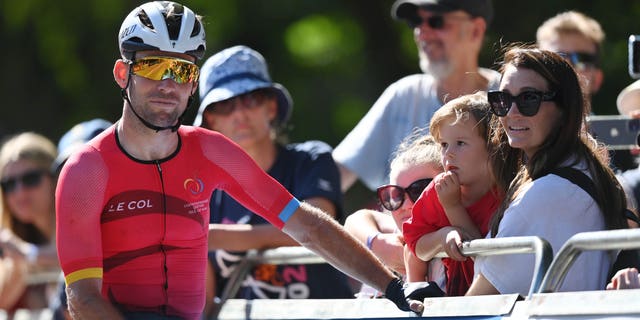 Mark Cavendish, del equipo de la Isla de Man, interactúa con su esposa, Peta Todd y Hild después de la carrera masculina en ruta el día diez de los Juegos de la Commonwealth de Birmingham 2022 el 7 de agosto de 2022 en Warwick, Inglaterra.