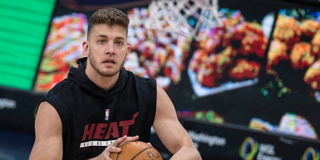 Meyers Leonard del Miami Heat se calienta antes del partido de los Wizards en el Capital One Arena el 9 de enero de 2021 en Washington, DC 
