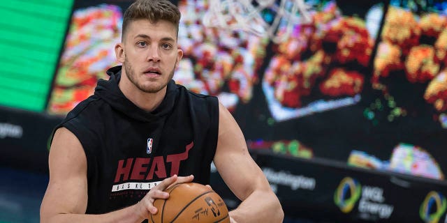 Meyers Leonard del Miami Heat se calienta antes del partido de los Wizards en el Capital One Arena el 9 de enero de 2021 en Washington, DC 