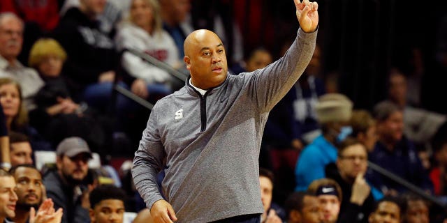 El entrenador en jefe de Penn State, Micah Shrewsberry, instruye a su equipo mientras se enfrentan a Rutgers durante la primera mitad de un juego en Piscataway, NJ, el martes 24 de enero de 2023. 