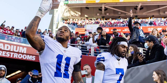 El apoyador de los Dallas Cowboys, Micah Parsons (11) y el esquinero de los Dallas Cowboys, Trevon Diggs (7), ingresan al campo antes del juego NFL NFC Divisional Playoff entre los Dallas Cowboys y los San Francisco 49ers el 22 de enero de 2023 en el Levi's Stadium en Santa Clara, California.