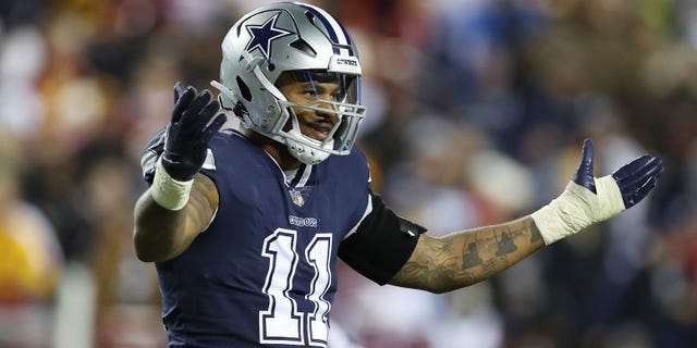 Micah Parsons, número 11 de los Dallas Cowboys, observa durante la segunda mitad del juego contra los Washington Commanders en FedExField el 8 de enero de 2023 en Landover, Maryland.