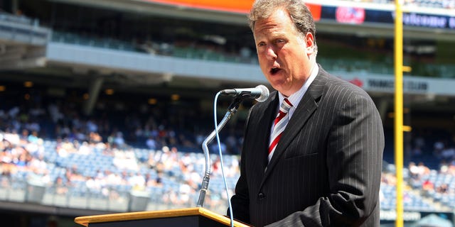 El locutor de televisión de los New York Yankees, Michael Kay, habla durante el día 63 de ex alumnos del equipo antes del partido contra los Tigres de Detroit el 19 de julio de 2009 en el Yankee Stadium en el distrito del Bronx de Nueva York. 
