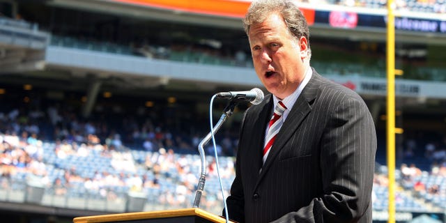 El locutor de televisión de los New York Yankees, Michael Kay, habla durante el día 63 de ex alumnos del equipo antes del partido contra los Tigres de Detroit el 19 de julio de 2009 en el Yankee Stadium en el distrito del Bronx de Nueva York. 