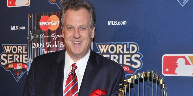 El locutor de los Yankees Michael Kay llega a una proyección de la "Película de la Serie Mundial de 2009: Philadelphia Phillies vs. New York Yankees" en el Teatro Ziegfeld el 23 de noviembre de 2009 en la ciudad de Nueva York. 