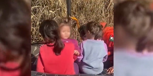 Stilstaand beeld uit een video vrijgegeven door het Mexican National Institute of Migration waarin de redding wordt getoond van drie zusters die aan de grens zijn achtergelaten.