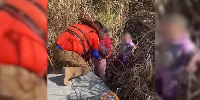 Stilstaand beeld uit een video vrijgegeven door het Mexican National Institute of Migration waarin de redding wordt getoond van drie zusters die aan de grens zijn achtergelaten.
