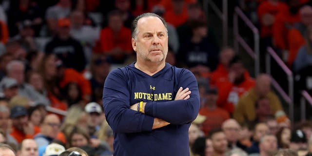 El entrenador en jefe de Notre Dame, Mike Brey, observa durante el juego de Syracuse en el JMA Wireless Dome el 14 de enero de 2023 en Syracuse, Nueva York.