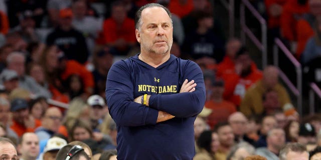 El entrenador en jefe de Notre Dame, Mike Brey, observa durante el juego de Syracuse en el JMA Wireless Dome el 14 de enero de 2023 en Syracuse, Nueva York.