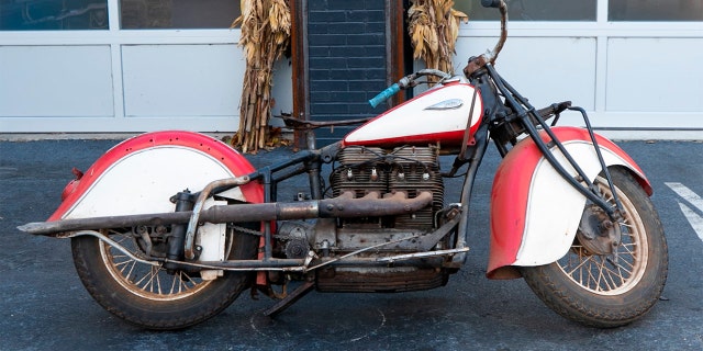 Wolfe vend quatre Indian Fours des années 1930 qu'il pense être les plus précieux de la collection.