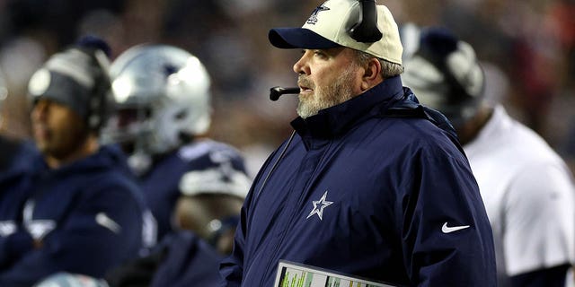 El entrenador en jefe de los Dallas Cowboys, Mike McCarthy, se enfrenta a los Washington Commanders en FedExField el 8 de enero de 2023 en Landover, Maryland.