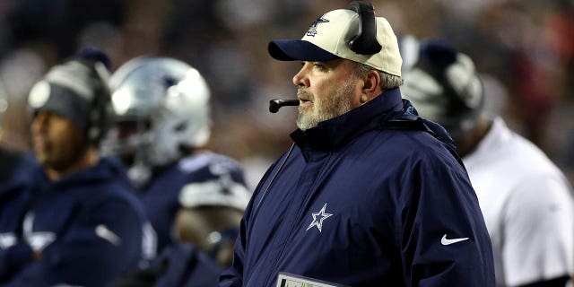 El entrenador en jefe de los Dallas Cowboys, Mike McCarthy, se enfrenta a los Washington Commanders en FedExField el 8 de enero de 2023 en Landover, Maryland.