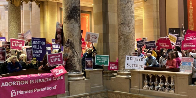 Des manifestants contre l'avortement des deux côtés remplissent les couloirs devant la chambre du Sénat du Minnesota le vendredi 27 janvier 2023, au State Capitol à St. Paul, Minnesota (AP Photo/Steve Karnowski)
