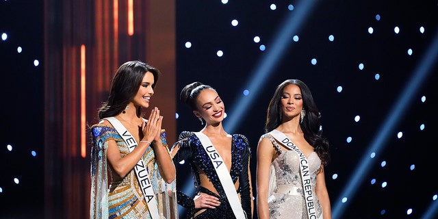 De laatste drie deelnemers reageren tijdens de 71e Miss Universe-verkiezing in New Orleans op zaterdag 14 januari 2023. Van links naar rechts Miss Venezuela Amanda Dudamel, Miss USA R'Bonney Gabriel en Miss Dominicaanse Republiek Andreína Martínez. 