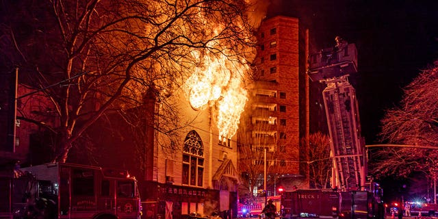 Las llamas atraviesan la iglesia coreana Old Portland. 