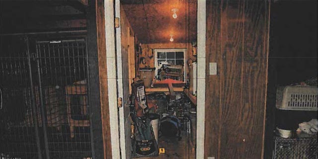 Una foto de evidencia que muestra la sala de alimentación donde Paul Murdaugh recibió un disparo mortal, el 7 de junio de 2021. Los testigos en el juicio por asesinato de su padre Alex Murdaugh describieron la sangre y el cerebro que salpicó las paredes y la puerta.
