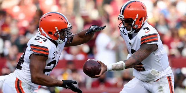 Deshaun Watson #4 de los Cleveland Browns devuelve el balón a Nick Chubb #24 de los Cleveland Browns durante el tercer cuarto contra los Washington Commanders en FedExField el 1 de enero de 2023 en Landover, Maryland.